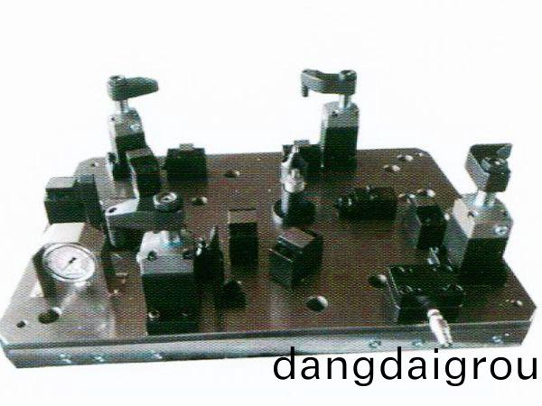 齒輪(lun)室罩蓋液(ye)壓裌具